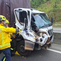 Batida entre caminhões deixa passageiro preso às ferragens em Itapema