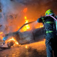 Caminhonete é completamente destruída por incêndio em Penha