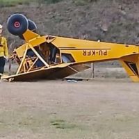 Avião de pequeno porte cai na serra e mata uma pessoa