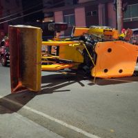 Máquina tomba e bloqueia via em BC nesta segunda