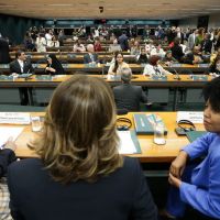 Congresso pode reduzir ainda mais espaço para mulheres na política