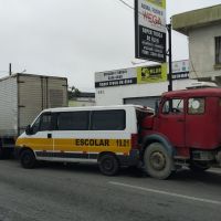 Caminhões fazem "sanduíche" de van escolar