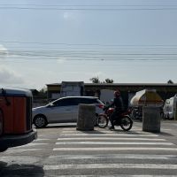 Motoqueiros usam faixa de pedestre na Antônio Heil para cortar caminho