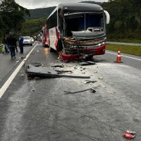 Acidente entre ônibus e caminhão deixa seis pessoas feridas na BR 470