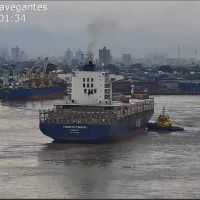 Cargueiro fica à deriva após cabos de amarração romperem no porto de Itajaí