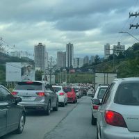 Troca de poste deixa trânsito virado num caos na Osvaldo Reis