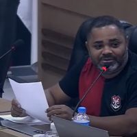 Vereador detona assessores ao não conseguir ler as próprias indicações em plenário