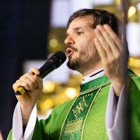Padre famoso participa do Cerco de Jericó em Camboriú