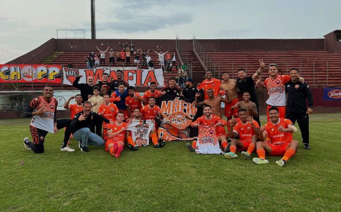 Goleiro Wellington pegou dois pênaltis para classificar a Cambura pra semifinal (Foto: Divulgação)
