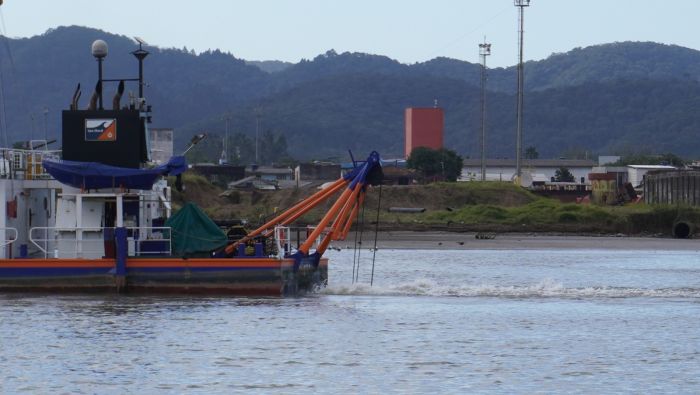 Operação da draga atende acesso aos terminais privados acima do porto (Foto: João Batista)