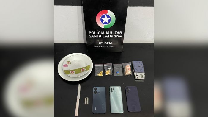 Adolescente e homem de 25 anos foram flagrados durante ronda policial (Foto: PMSC/Divulgação)