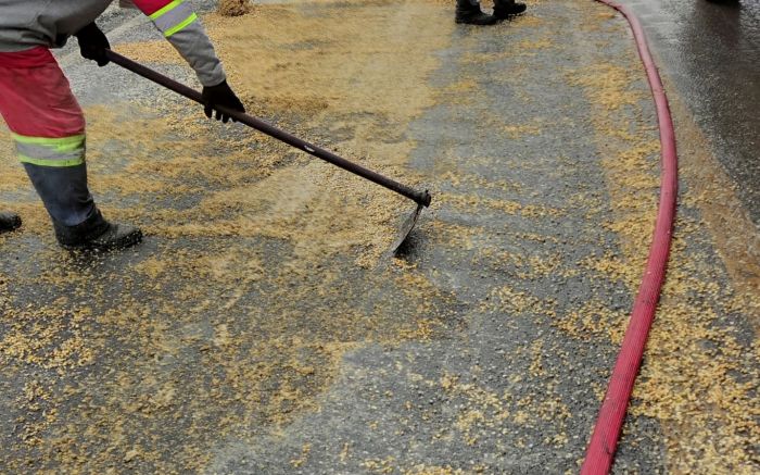 Agravada pela chuva fina, pista ficou escorregadia e com risco elevado para quem trafegava pelo trecho (Foto: Divulgação)