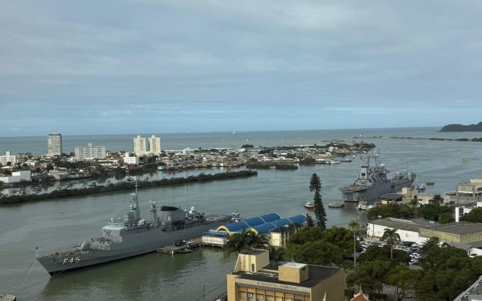 Navios estão atracados no píer da Marinha (Foto: Da redação)