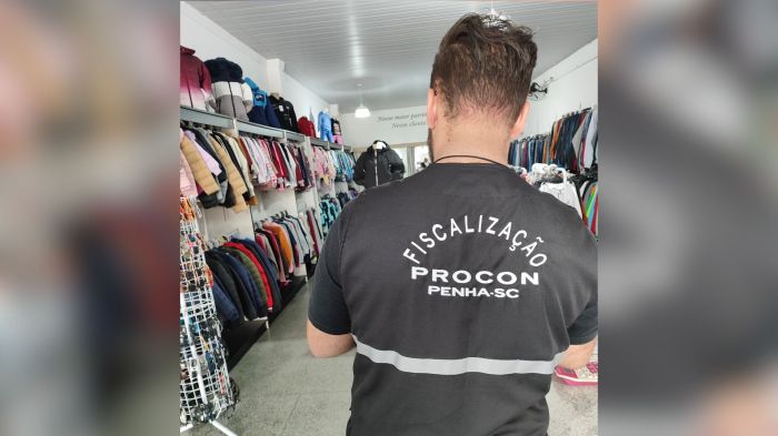 Procon de Penha foi às ruas para fiscalizar os preços dos presentes mais buscados pelos filhos (Foto: Divulgação/PMP)