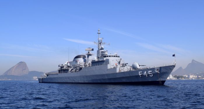 Navio está atracado no píer turístico, no centro (Foto: Divulgação)