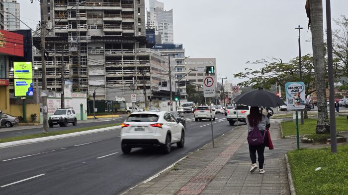 Céu encoberto e vento gelado anunciam a chegada do frio e da chuva no litoral (Foto: Camila Diel)