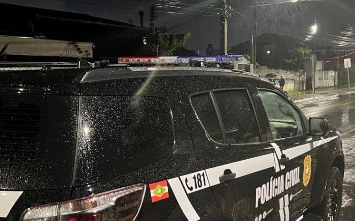 Vítima levou duas facadas no pescoço por causa de briga por carro (Foto: Divulgação/PCSC)