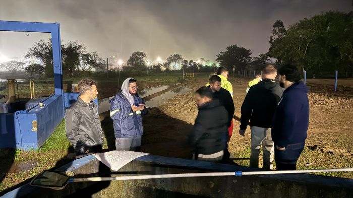 Equipes da Emasa, Águas de Camboriú e Ambipar atuaram na contenção no leito do rio (Foto: Divulgação/PMBC)
