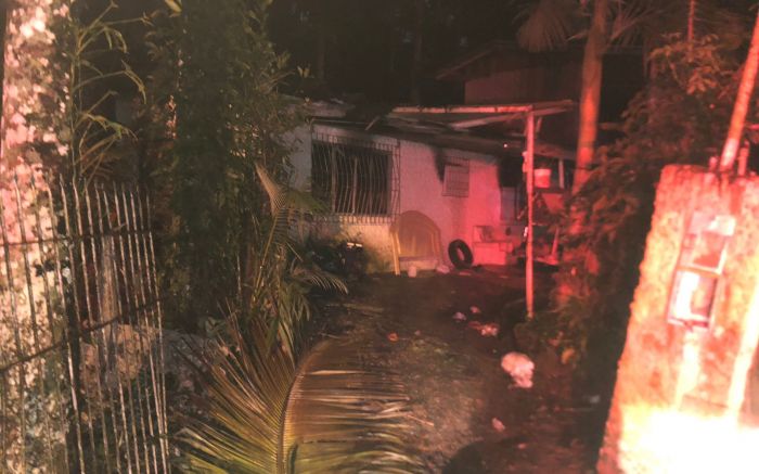 Imóvel tinha lixo e madeira que ajudaram na propagação do fogo (Foto: CBMSC/Divulgação)