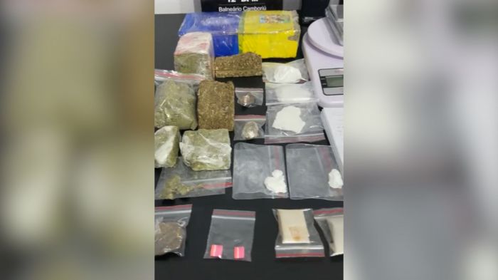 Polícia encontrou drogas e objetos usados na venda (Foto: PMSC/Divulgação)