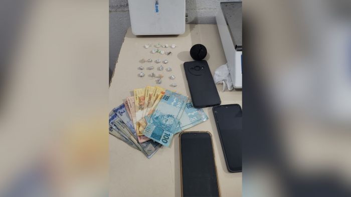 Polícia apreendeu pedras de crack, cocaína, dinheiro e equipamentos de vigilância (Foto: PMSC/Divulgação)