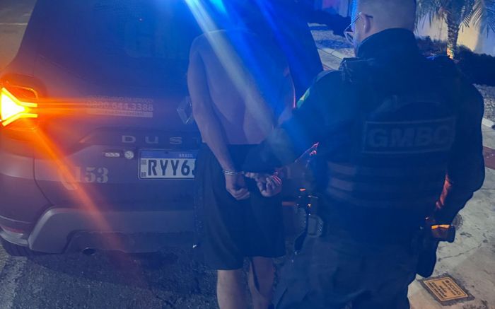 Agressor entrou em luta corporal com os guardas pra tentar se livrar da prisão (Foto: Divulgação/GMBC)