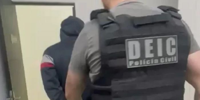 Bandido ainda apresentou documento falso e foi preso em flagrante (Foto: Divulgação PCSC)