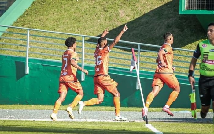 Cambura desbancou o líder da primeira fase com duas vitórias na semifinal (Foto: Juh Souza)