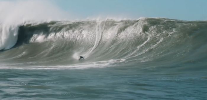 Neste domingo, Lucas Chumbo, ao lado de Pedro Scooby, foi campeão em evento de ondas gigantes no Rio (Foto: Reprodução)