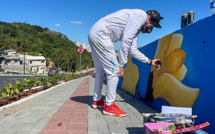 O painel destaca a ariribá-amarelo, árvore que dá nome ao bairro (Foto: Divulgação/PMBC)