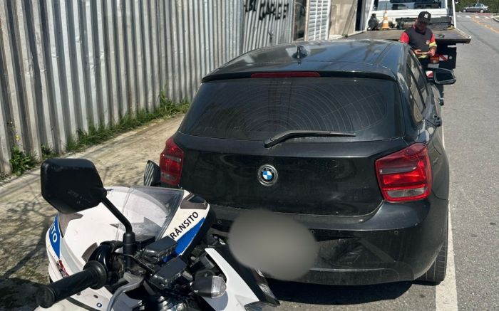Carro estava parado ao PA da Barra (Foto: Divulgação/GMBC)