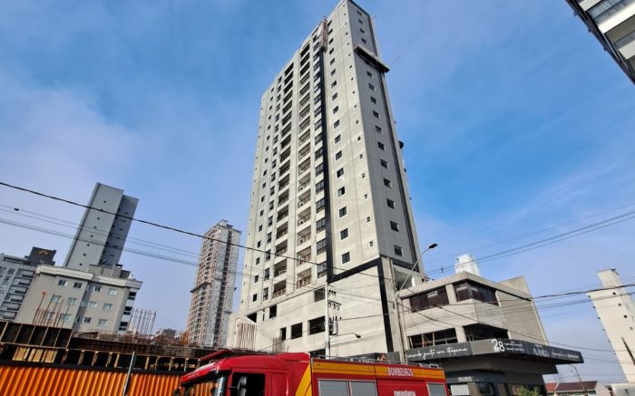 Moradores foram orientados pelos bombeiros após o incêndio em Itapema (foto: CBM)