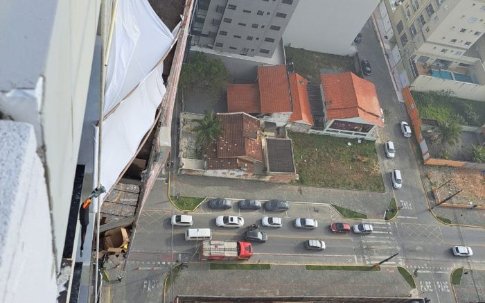 Trabalhador foi salvo pela linha de vida em obra na rua 304 (foto: CBM)