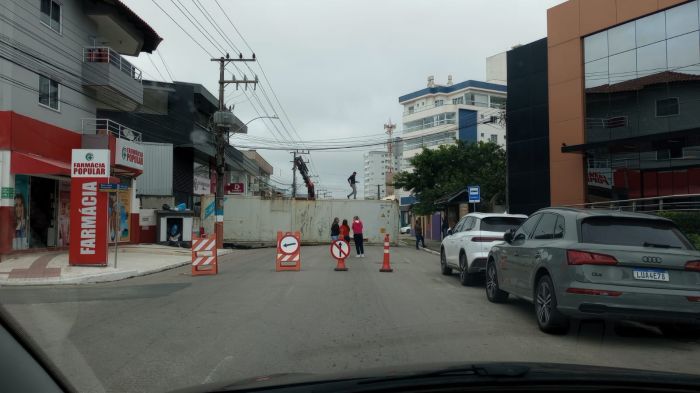 Interdição temporária foi necessária para garantir a instalação segura do contêiner (Foto: Felipe Trojan)
