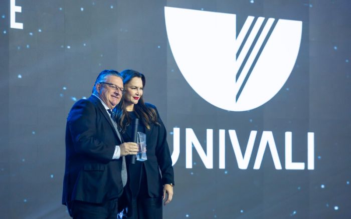 Reitor Valdir Cechinel Filho recebeu a premiação que consagra a universidade como referência no ensino superior da região (Foto: Agência J.Somensi)