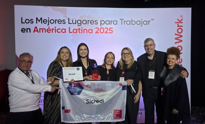 Diretora do Sicredi representou os mais de 48 mil colaboradores na cerimônia (Foto: Divulgação)