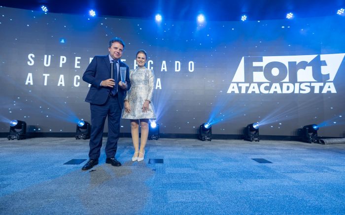 Jefferson Pereira, da diretoria do Fort Atacadista, recebeu a premiação da pesquisa feita pelo Instituto Mapa (Foto: Divulgação)