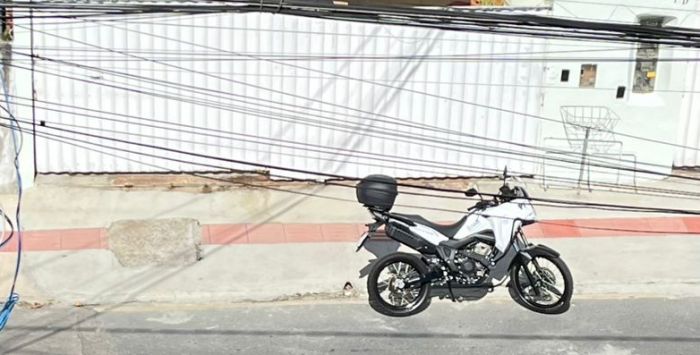 Fiscal da saúde estaria usando moto da prefeitura para fins pessoais (Foto: Leitor)