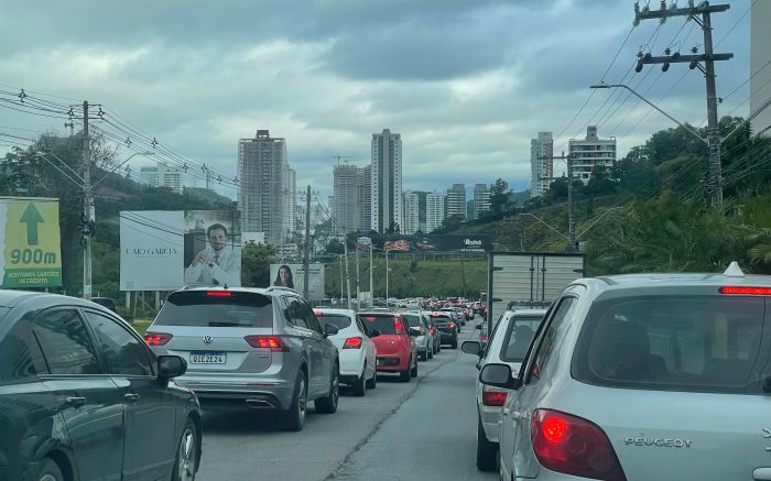 Troca de postes na Osvaldo Reis complica trânsito em direção a Balneário Camboriú (Foto: João Batista)