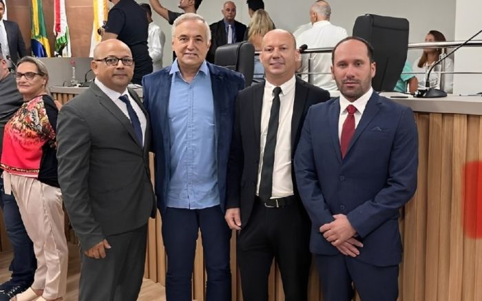Presidente Ângelo com os vereadores: dirigente alega que divisão de valores é aprovada por estatuto (Foto: Redes Sociais / Divulgação)
