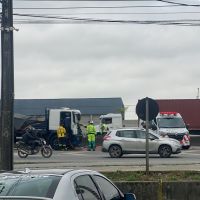 Acidente com cegonheira deixa filas na BR 101