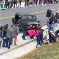 Jeep de desfile cívico atinge duas mulheres