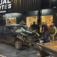 Motorista bêbado bate em carro, invade casa e comércio na rua Agílio Cunha