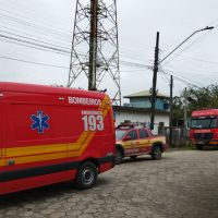 Rapaz escala torre, pede beijo para o padre, é internado e foge com suporte do soro