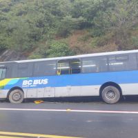 Motorista de ônibus sem freio acerta barranco pra evitar tragédia