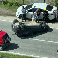 Carro capota ao bater atrás de veículo em Itapema