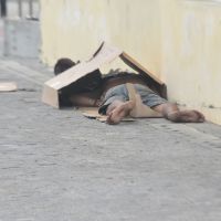 Qual a prioridade: descentralizar o atendimento a moradores de rua ou garantir o básico?