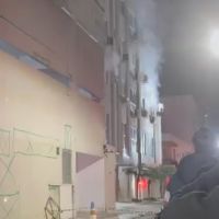 Urgente: Incêndio atinge prédio no centro de Balneário Camboriú