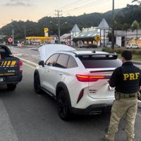 Polícia rodoviária prende homem por dirigir SUV clonado na BR 101