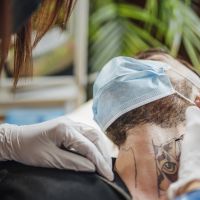 Tatuador de Brusque é condenado por tatuar adolescente sem autorização da família